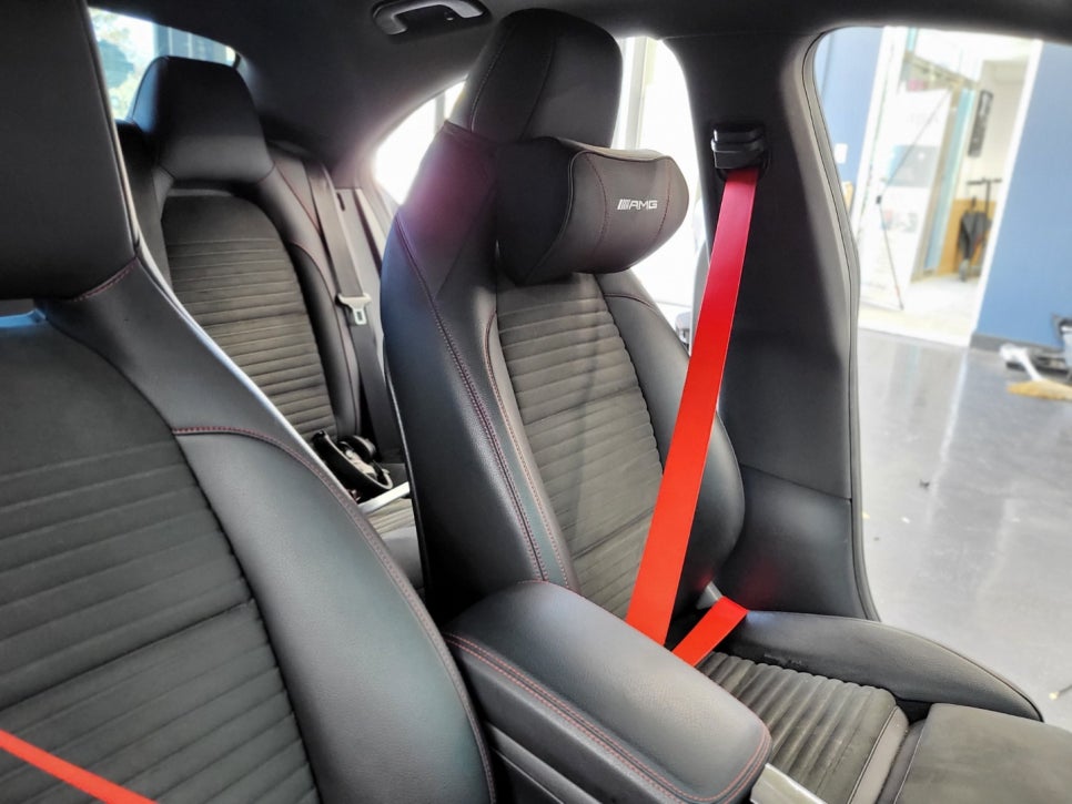 벤츠 CLA250 - 엠비언트 FULL SET , 송풍구 별도 사용으로 투톤 느낌 !!! 커스텀 잠자리 카본핸들, 컬러안전벨트(레드)