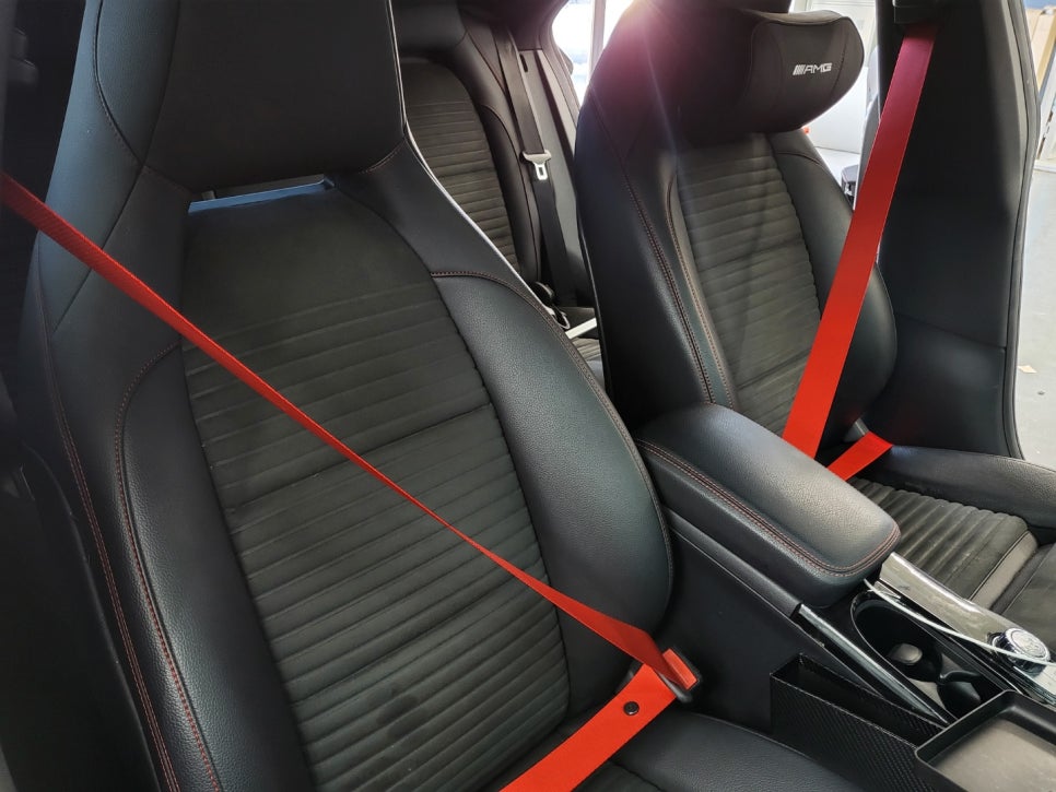 벤츠 CLA250 - 엠비언트 FULL SET , 송풍구 별도 사용으로 투톤 느낌 !!! 커스텀 잠자리 카본핸들, 컬러안전벨트(레드)