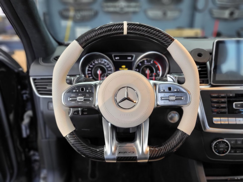 벤츠 GT 63amg - 베이지 투톤 카본 커스텀 핸들, 3D 부메스터