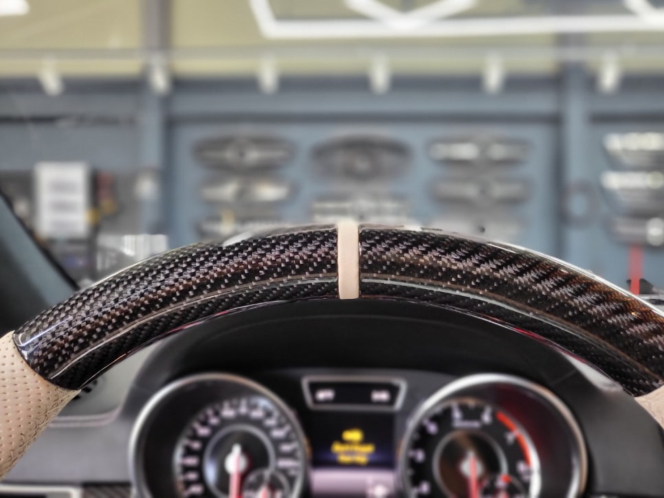 벤츠 GT 63amg - 베이지 투톤 카본 커스텀 핸들, 3D 부메스터
