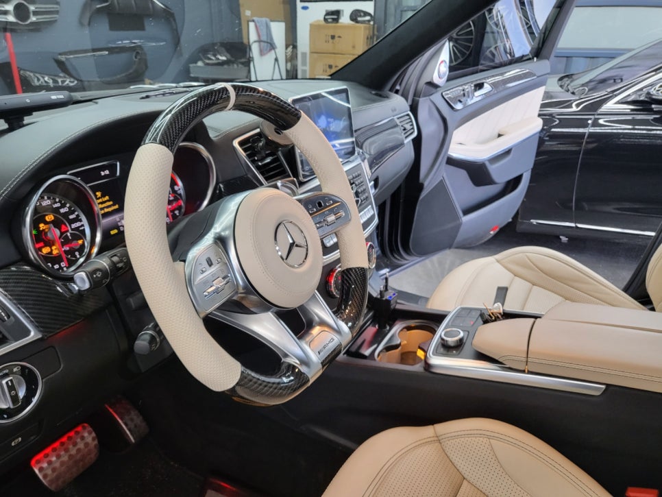 벤츠 GT 63amg - 베이지 투톤 카본 커스텀 핸들, 3D 부메스터