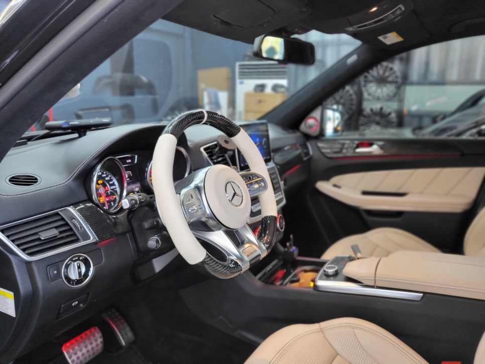벤츠 GT 63amg - 베이지 투톤 카본 커스텀 핸들, 3D 부메스터