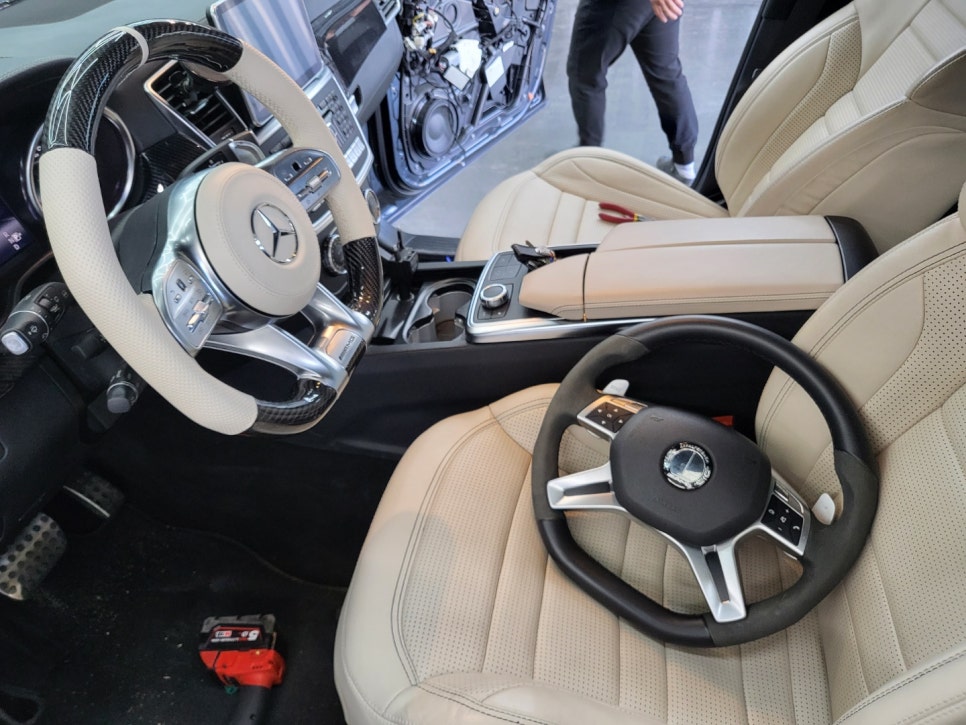 벤츠 GT 63amg - 베이지 투톤 카본 커스텀 핸들, 3D 부메스터