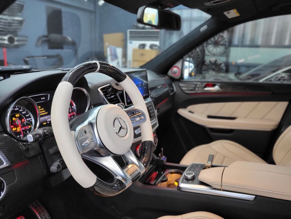 벤츠 GT 63amg - 베이지 투톤 카본 커스텀 핸들, 3D 부메스터