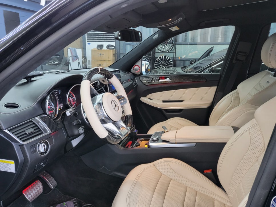 벤츠 GT 63amg - 베이지 투톤 카본 커스텀 핸들, 3D 부메스터