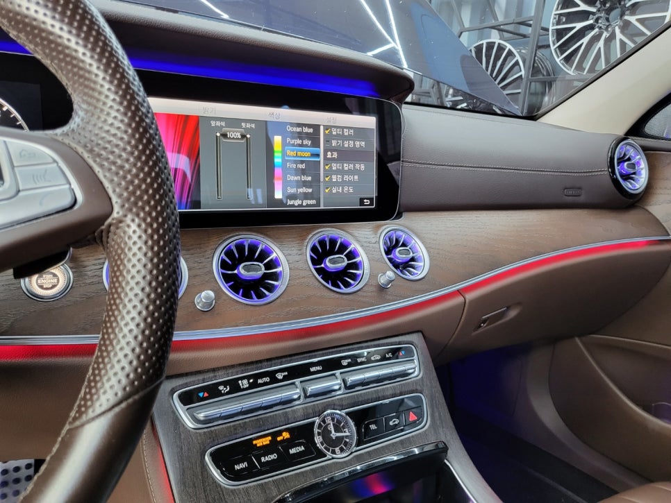 벤츠 E220d - 와이드콕핏 & 팬2 , 송풍구 엠비언트, 3D 부메스터 " 3대장 시공 "