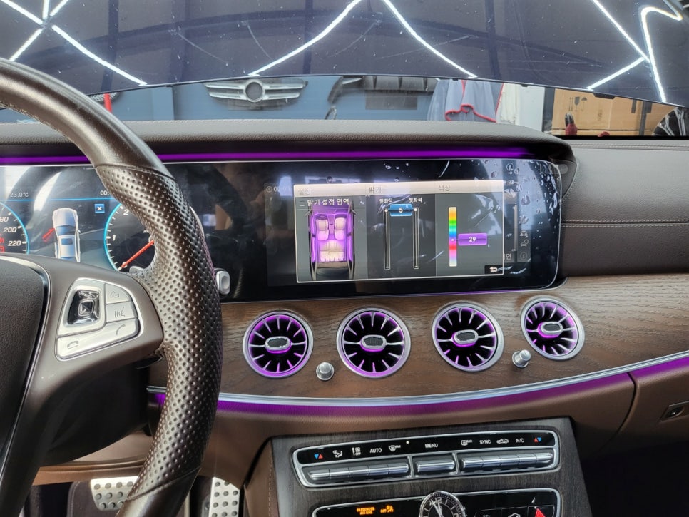 벤츠 E220d - 와이드콕핏 & 팬2 , 송풍구 엠비언트, 3D 부메스터 " 3대장 시공 "