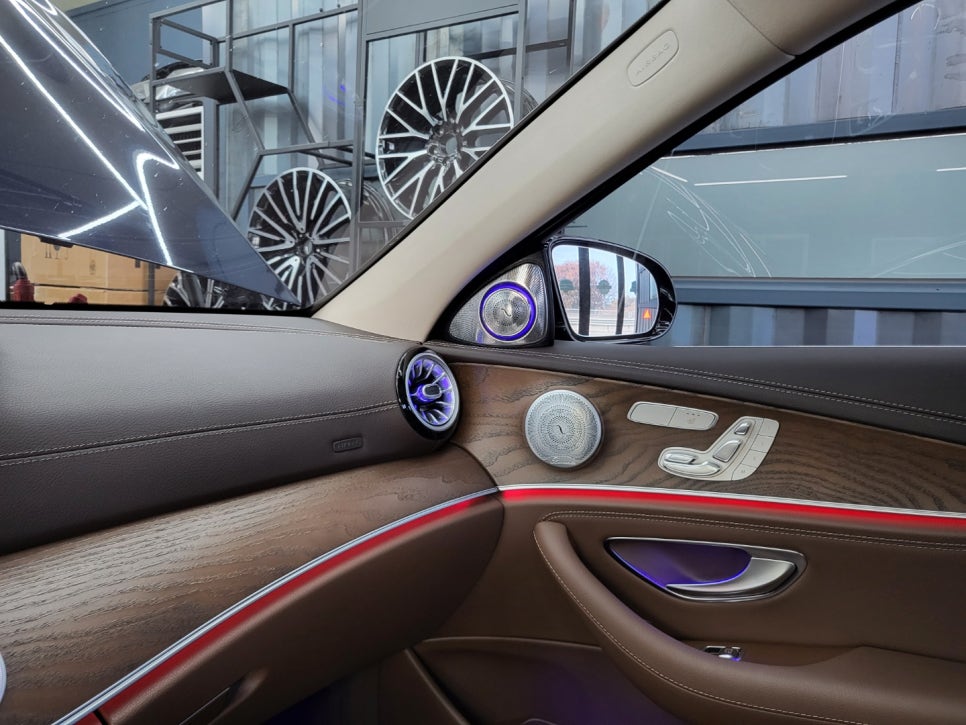 벤츠 E220d - 와이드콕핏 & 팬2 , 송풍구 엠비언트, 3D 부메스터 " 3대장 시공 "