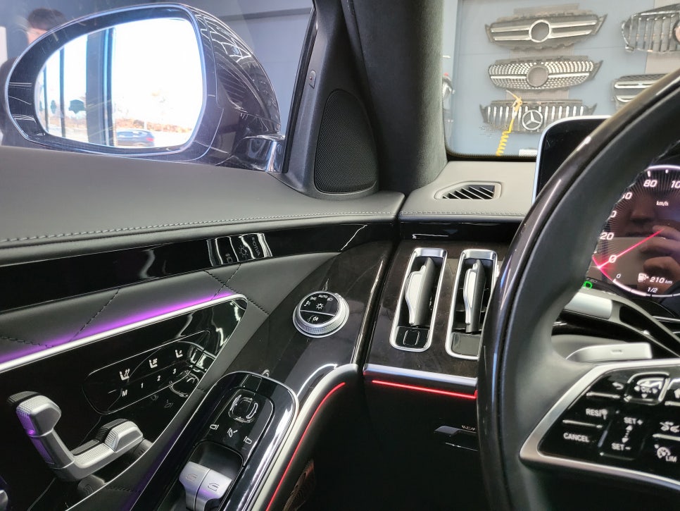 벤츠 S500 - 순정 피아노락커 트림, 액티브 엠비언트 & 4D 부메스터 SET 시공