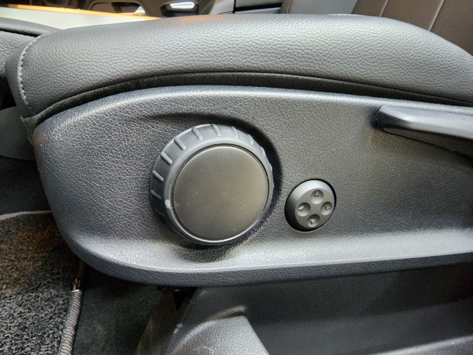 벤츠 GLB200d - 벤츠 순정 전동시트 & 메모리 시트