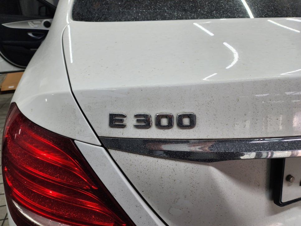 벤츠 E300 - 벤츠 순정 전동트렁크 " 이제 쉽게 트렁크를 열고닫고 "