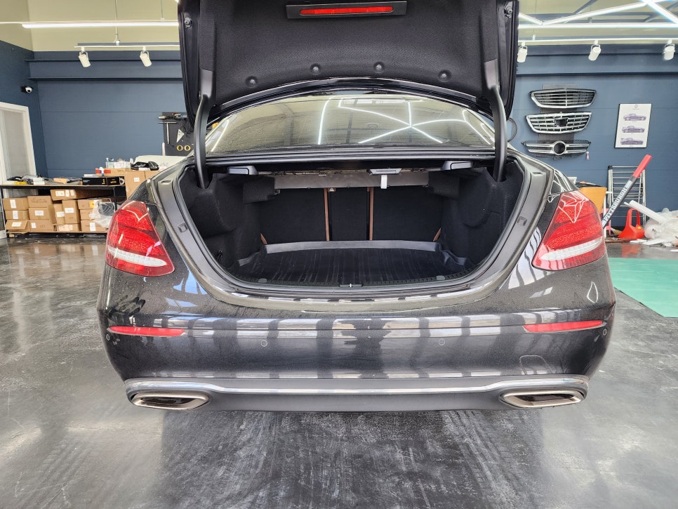 벤츠E300 - 63amg 리어 범퍼, 사이드 스텝, 63amg 퍼포먼스 휠, 컬러 안전벨트로 AMG 감성 업그레이드 !!!