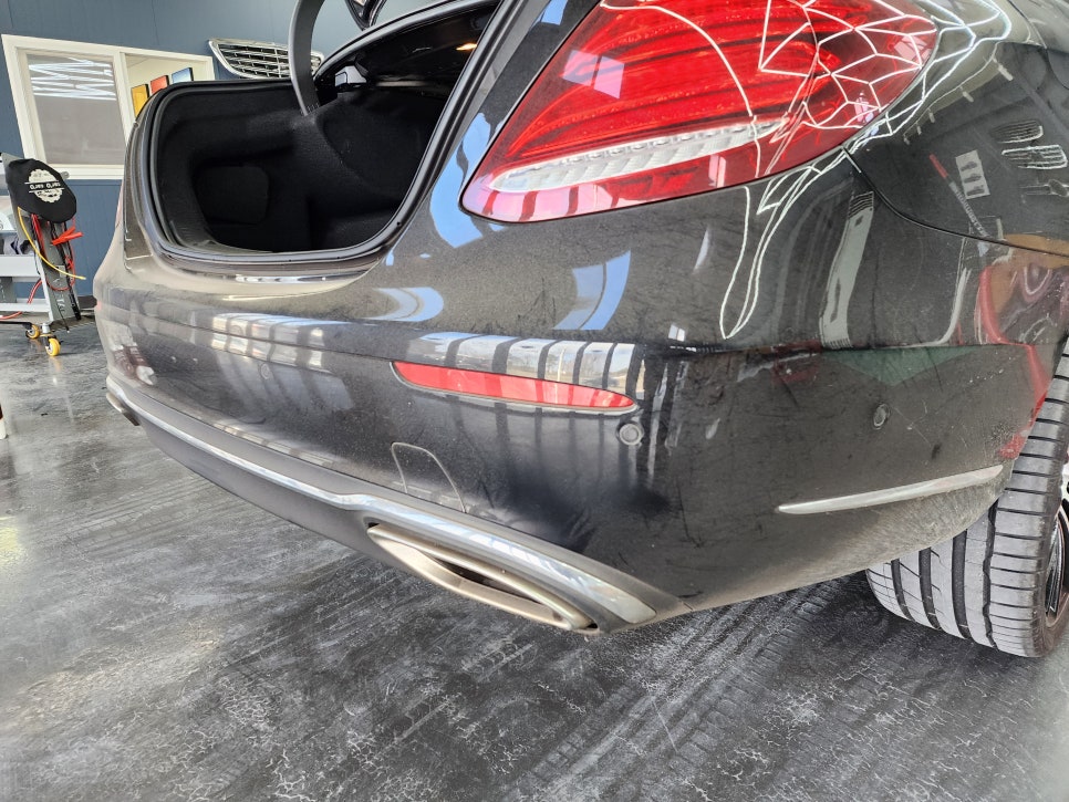 벤츠E300 - 63amg 리어 범퍼, 사이드 스텝, 63amg 퍼포먼스 휠, 컬러 안전벨트로 AMG 감성 업그레이드 !!!