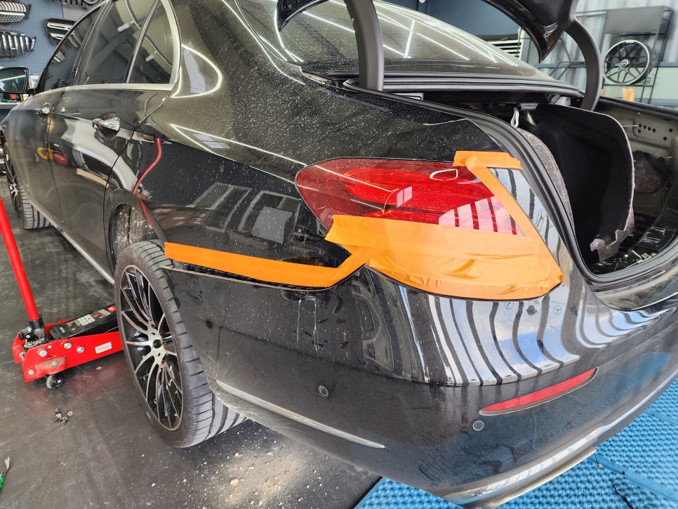 벤츠E300 - 63amg 리어 범퍼, 사이드 스텝, 63amg 퍼포먼스 휠, 컬러 안전벨트로 AMG 감성 업그레이드 !!!