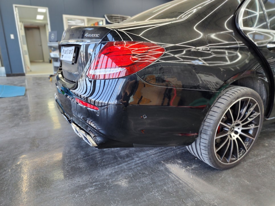 벤츠E300 - 63amg 리어 범퍼, 사이드 스텝, 63amg 퍼포먼스 휠, 컬러 안전벨트로 AMG 감성 업그레이드 !!!