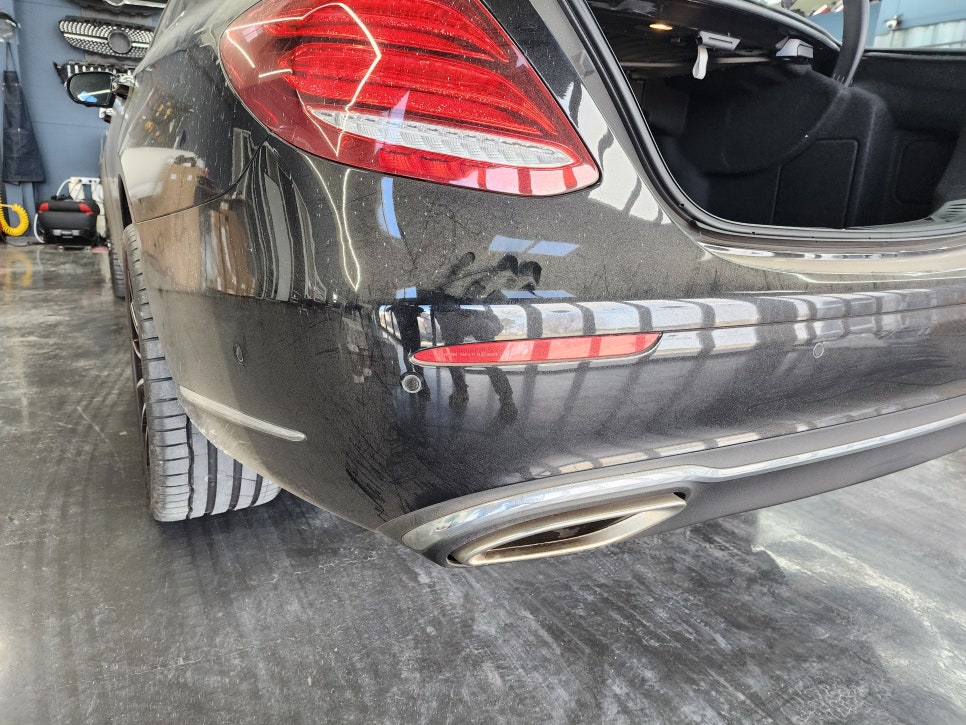 벤츠E300 - 63amg 리어 범퍼, 사이드 스텝, 63amg 퍼포먼스 휠, 컬러 안전벨트로 AMG 감성 업그레이드 !!!
