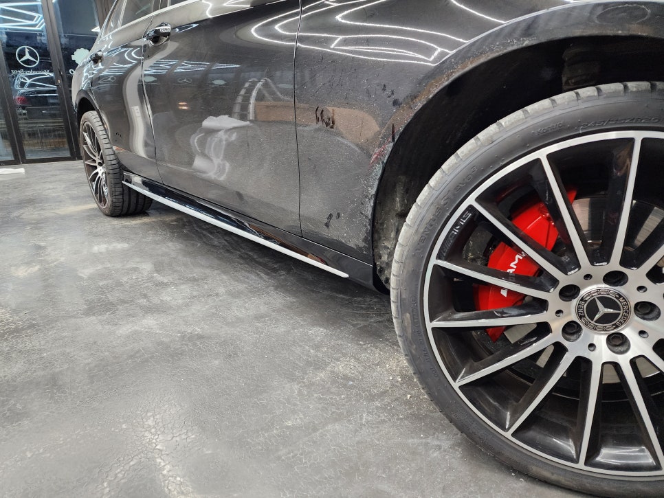 벤츠E300 - 63amg 리어 범퍼, 사이드 스텝, 63amg 퍼포먼스 휠, 컬러 안전벨트로 AMG 감성 업그레이드 !!!