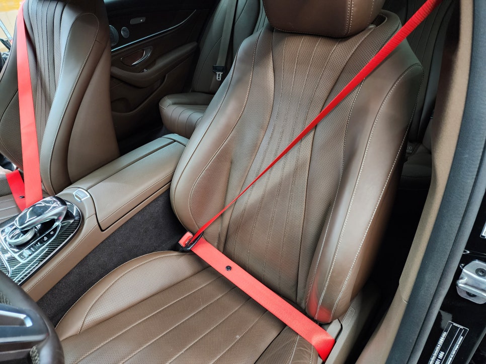 벤츠E300 - 63amg 리어 범퍼, 사이드 스텝, 63amg 퍼포먼스 휠, 컬러 안전벨트로 AMG 감성 업그레이드 !!!