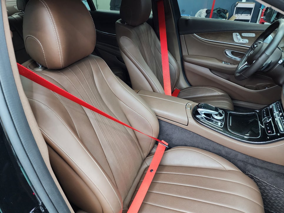벤츠E300 - 63amg 리어 범퍼, 사이드 스텝, 63amg 퍼포먼스 휠, 컬러 안전벨트로 AMG 감성 업그레이드 !!!