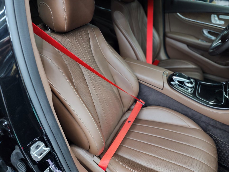 벤츠E300 - 63amg 리어 범퍼, 사이드 스텝, 63amg 퍼포먼스 휠, 컬러 안전벨트로 AMG 감성 업그레이드 !!!