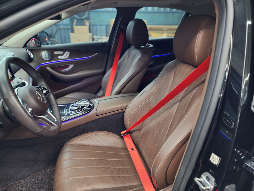 벤츠E300 - 63amg 리어 범퍼, 사이드 스텝, 63amg 퍼포먼스 휠, 컬러 안전벨트로 AMG 감성 업그레이드 !!!