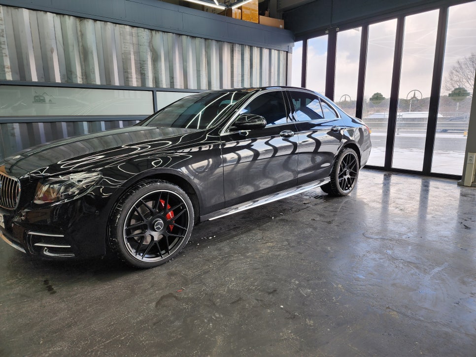 벤츠E300 - 63amg 리어 범퍼, 사이드 스텝, 63amg 퍼포먼스 휠, 컬러 안전벨트로 AMG 감성 업그레이드 !!!