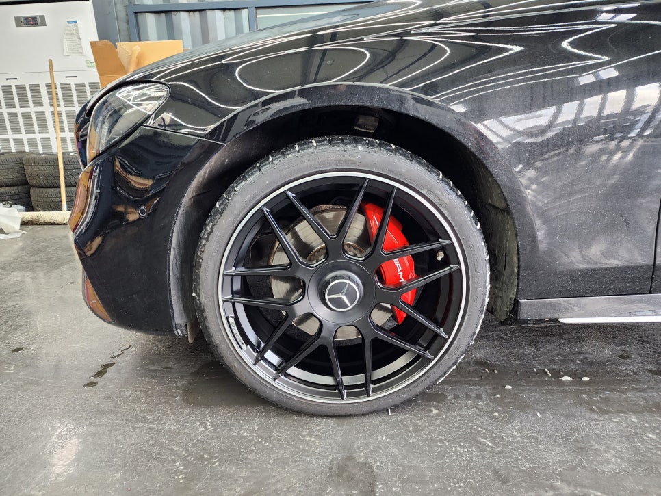벤츠E300 - 63amg 리어 범퍼, 사이드 스텝, 63amg 퍼포먼스 휠, 컬러 안전벨트로 AMG 감성 업그레이드 !!!