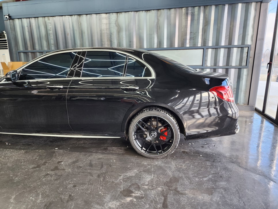 벤츠E300 - 63amg 리어 범퍼, 사이드 스텝, 63amg 퍼포먼스 휠, 컬러 안전벨트로 AMG 감성 업그레이드 !!!