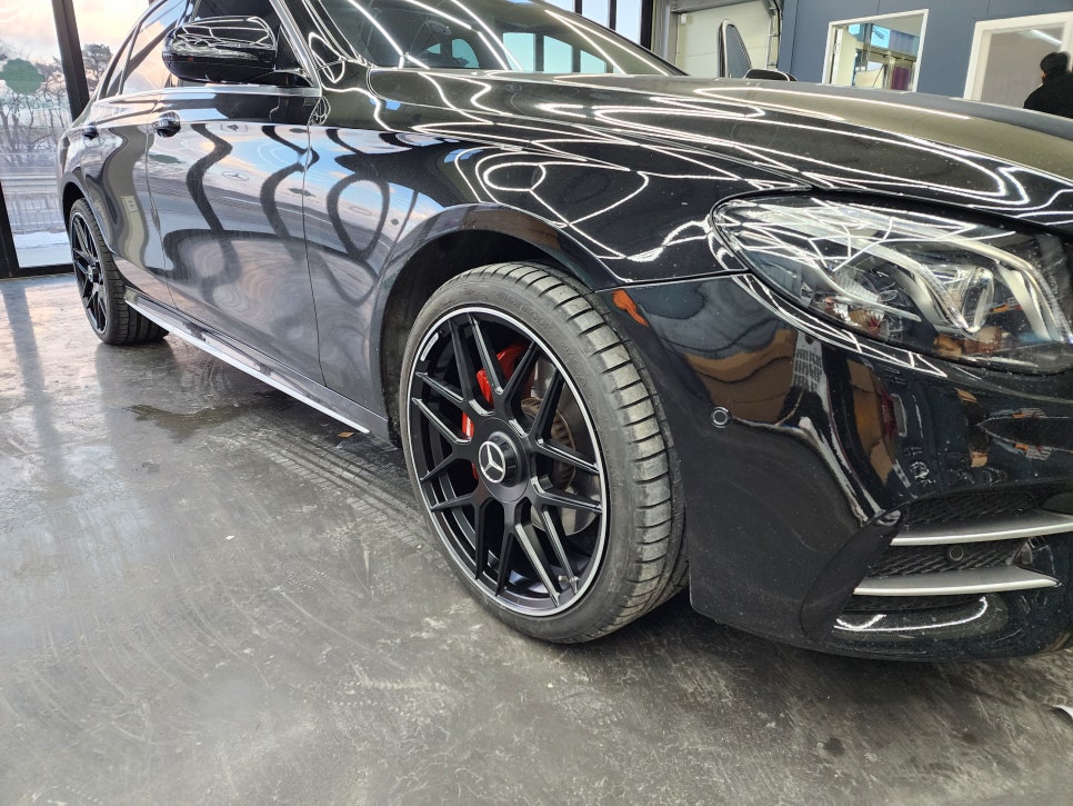 벤츠E300 - 63amg 리어 범퍼, 사이드 스텝, 63amg 퍼포먼스 휠, 컬러 안전벨트로 AMG 감성 업그레이드 !!!