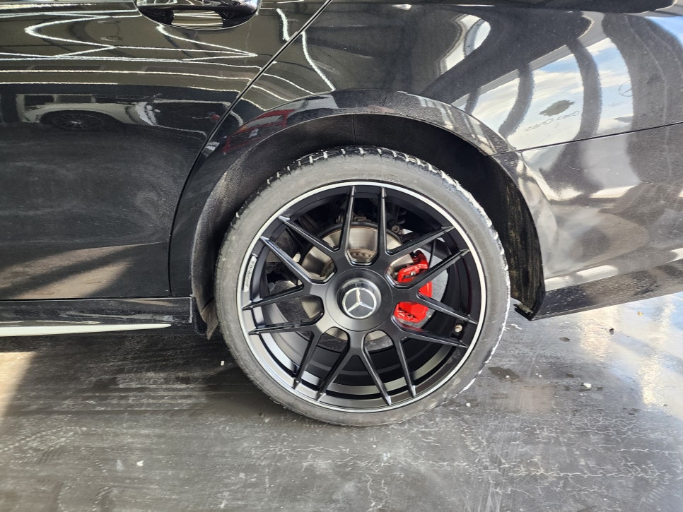 벤츠E300 - 63amg 리어 범퍼, 사이드 스텝, 63amg 퍼포먼스 휠, 컬러 안전벨트로 AMG 감성 업그레이드 !!!