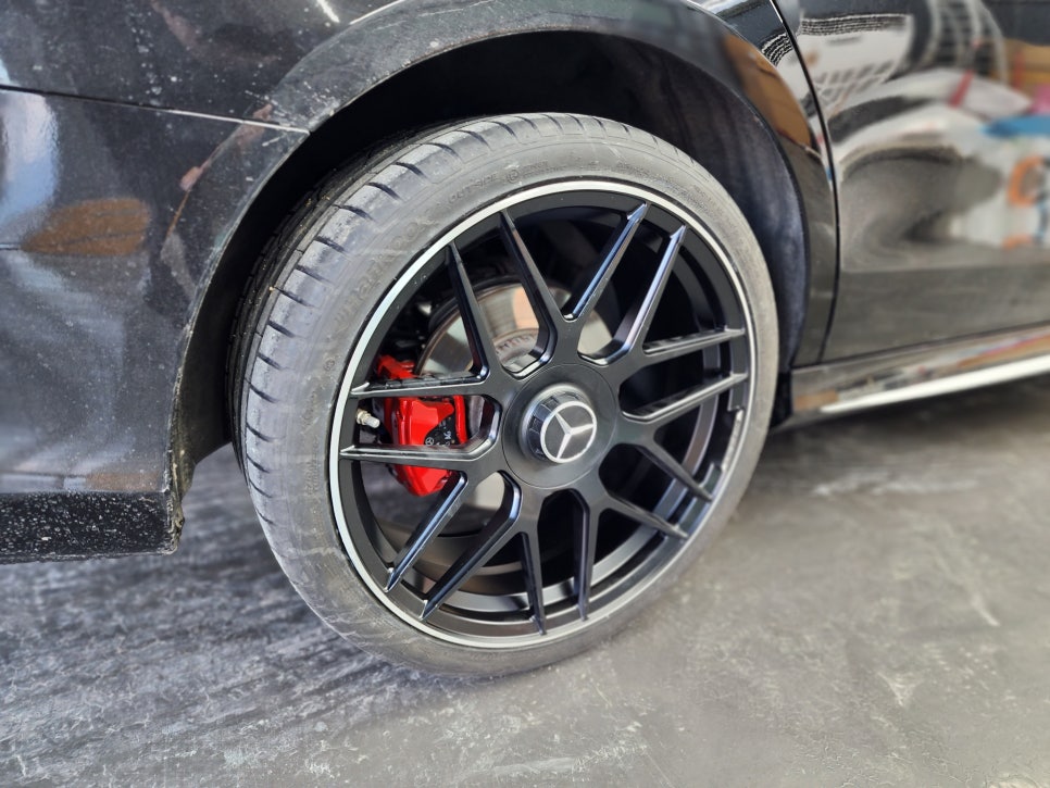 벤츠E300 - 63amg 리어 범퍼, 사이드 스텝, 63amg 퍼포먼스 휠, 컬러 안전벨트로 AMG 감성 업그레이드 !!!