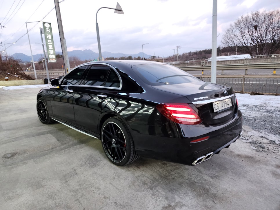 벤츠E300 - 63amg 리어 범퍼, 사이드 스텝, 63amg 퍼포먼스 휠, 컬러 안전벨트로 AMG 감성 업그레이드 !!!