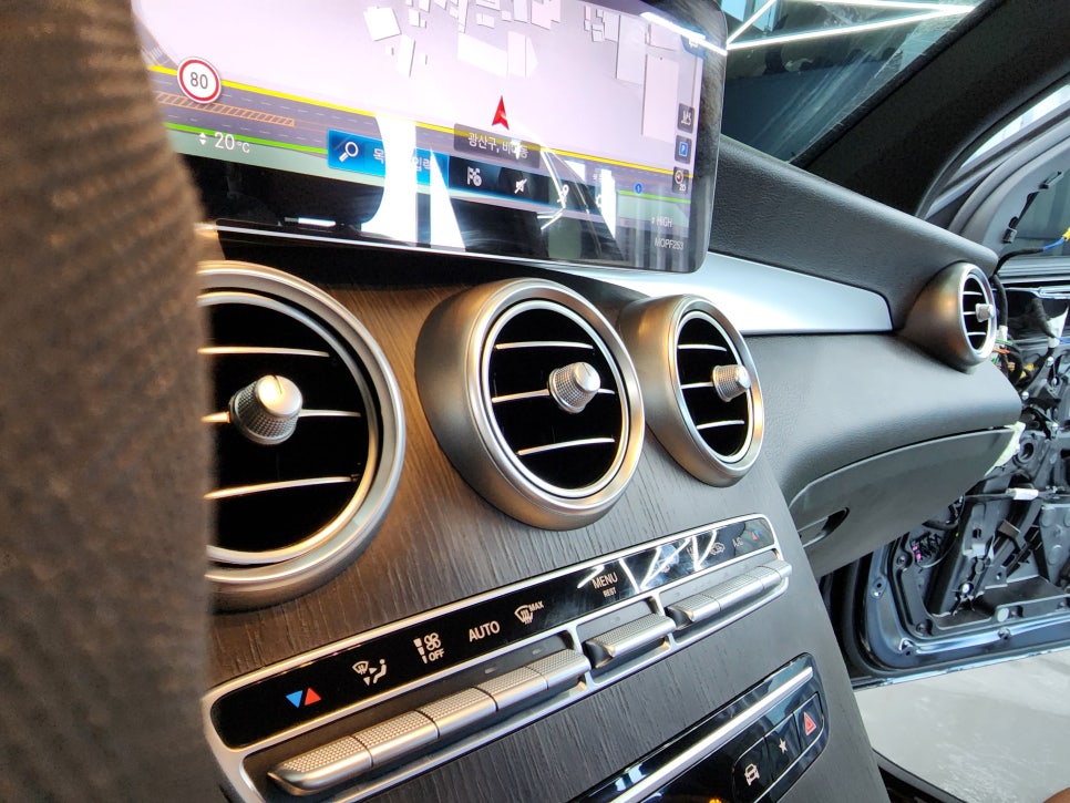 벤츠 GLC300e - " 실내 인테리어 끝판왕 " 송풍구 엠비언트, 3D 부메스터, 데쉬보드 엠비언트, 미드레인지 커버 시공으로 분위기UP !