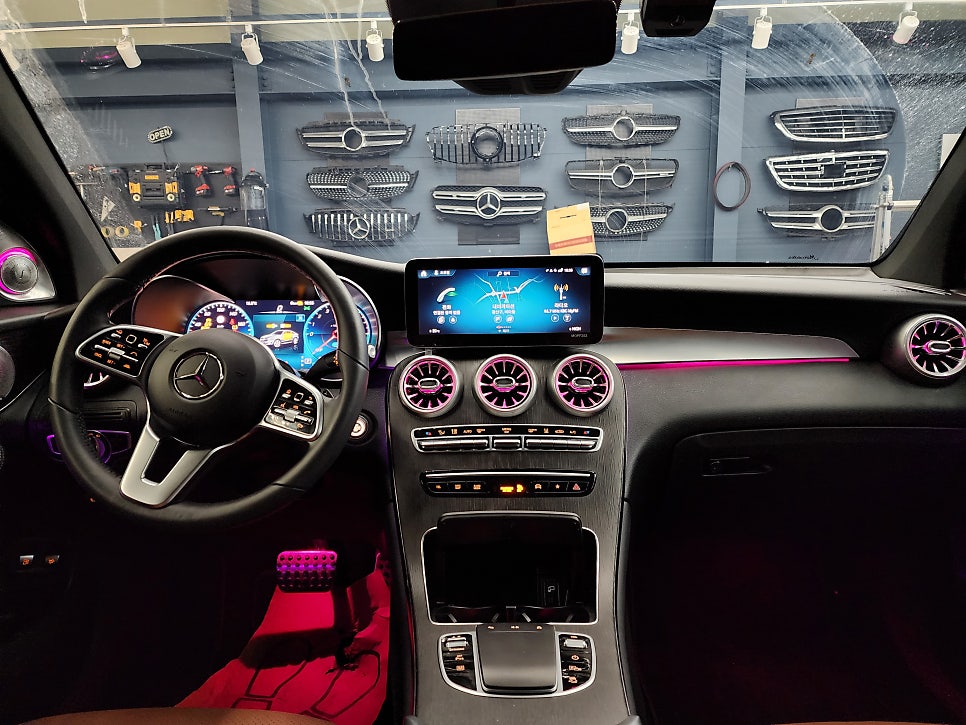 벤츠 GLC300e - " 실내 인테리어 끝판왕 " 송풍구 엠비언트, 3D 부메스터, 데쉬보드 엠비언트, 미드레인지 커버 시공으로 분위기UP !