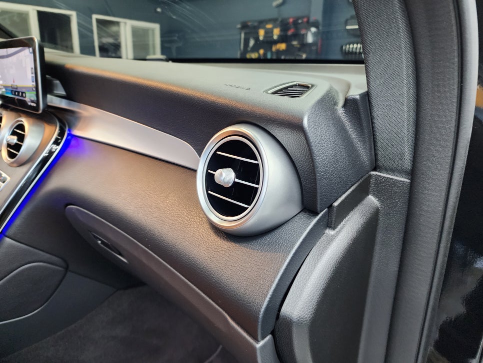벤츠 GLC300e - " 실내 인테리어 끝판왕 " 송풍구 엠비언트, 3D 부메스터, 데쉬보드 엠비언트, 미드레인지 커버 시공으로 분위기UP !