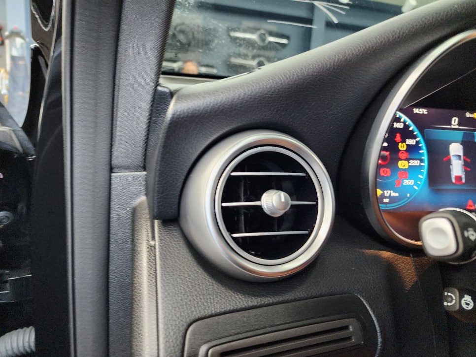 벤츠 GLC300e - " 실내 인테리어 끝판왕 " 송풍구 엠비언트, 3D 부메스터, 데쉬보드 엠비언트, 미드레인지 커버 시공으로 분위기UP !