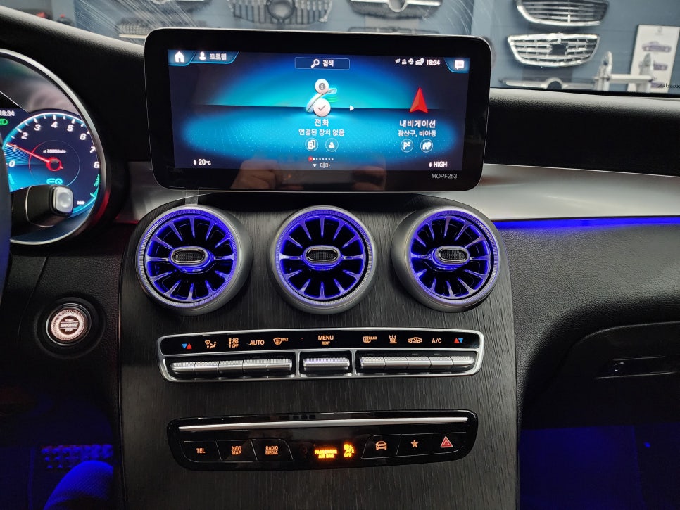 벤츠 GLC300e - " 실내 인테리어 끝판왕 " 송풍구 엠비언트, 3D 부메스터, 데쉬보드 엠비언트, 미드레인지 커버 시공으로 분위기UP !