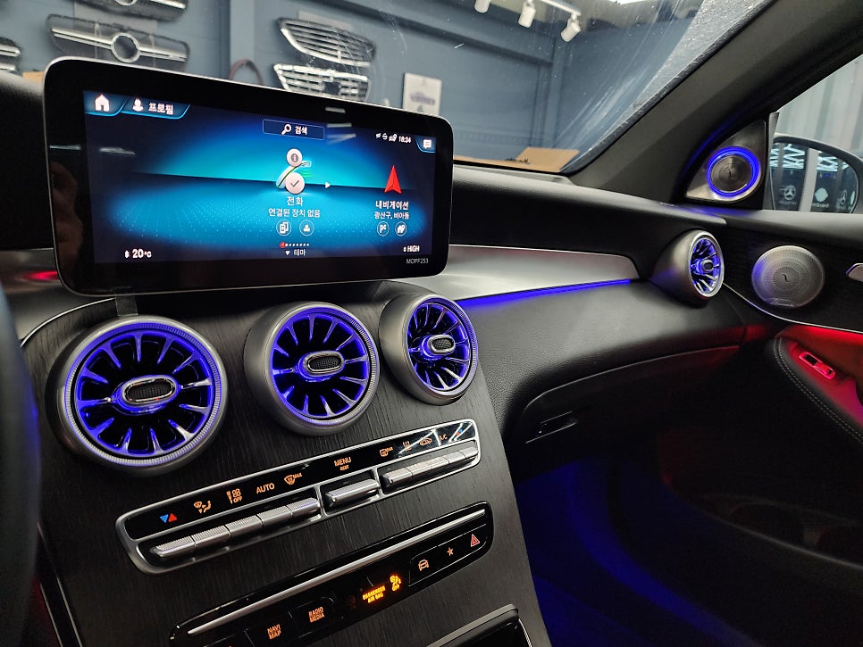 벤츠 GLC300e - " 실내 인테리어 끝판왕 " 송풍구 엠비언트, 3D 부메스터, 데쉬보드 엠비언트, 미드레인지 커버 시공으로 분위기UP !