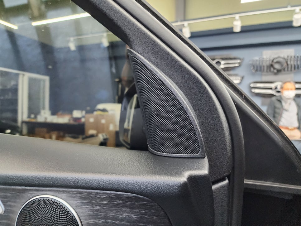 벤츠 GLC300e - " 실내 인테리어 끝판왕 " 송풍구 엠비언트, 3D 부메스터, 데쉬보드 엠비언트, 미드레인지 커버 시공으로 분위기UP !