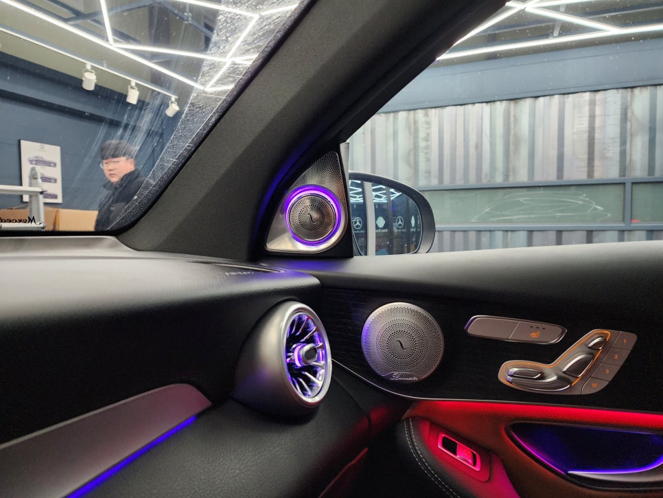 벤츠 GLC300e - " 실내 인테리어 끝판왕 " 송풍구 엠비언트, 3D 부메스터, 데쉬보드 엠비언트, 미드레인지 커버 시공으로 분위기UP !
