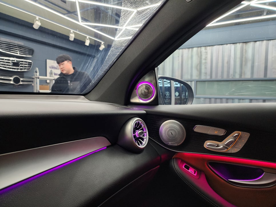 벤츠 GLC300e - " 실내 인테리어 끝판왕 " 송풍구 엠비언트, 3D 부메스터, 데쉬보드 엠비언트, 미드레인지 커버 시공으로 분위기UP !