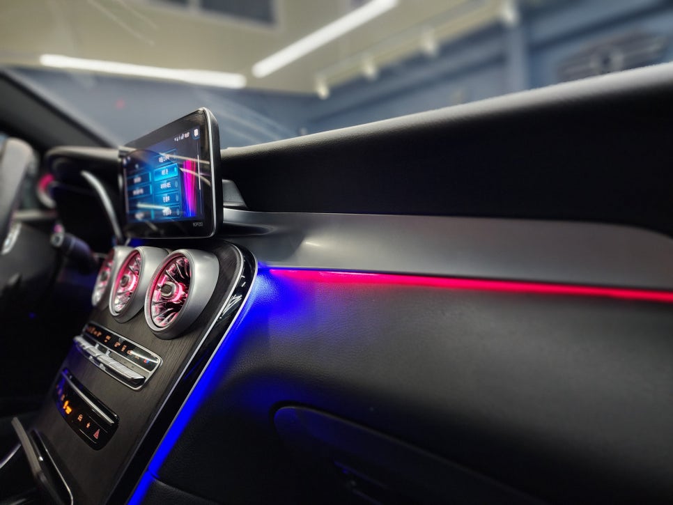벤츠 GLC300e - " 실내 인테리어 끝판왕 " 송풍구 엠비언트, 3D 부메스터, 데쉬보드 엠비언트, 미드레인지 커버 시공으로 분위기UP !