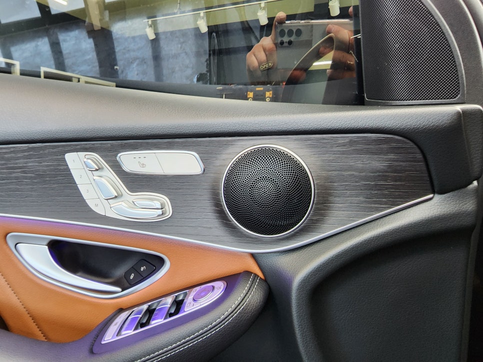벤츠 GLC300e - " 실내 인테리어 끝판왕 " 송풍구 엠비언트, 3D 부메스터, 데쉬보드 엠비언트, 미드레인지 커버 시공으로 분위기UP !