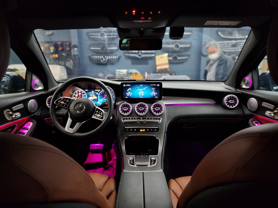 벤츠 GLC300e - " 실내 인테리어 끝판왕 " 송풍구 엠비언트, 3D 부메스터, 데쉬보드 엠비언트, 미드레인지 커버 시공으로 분위기UP !