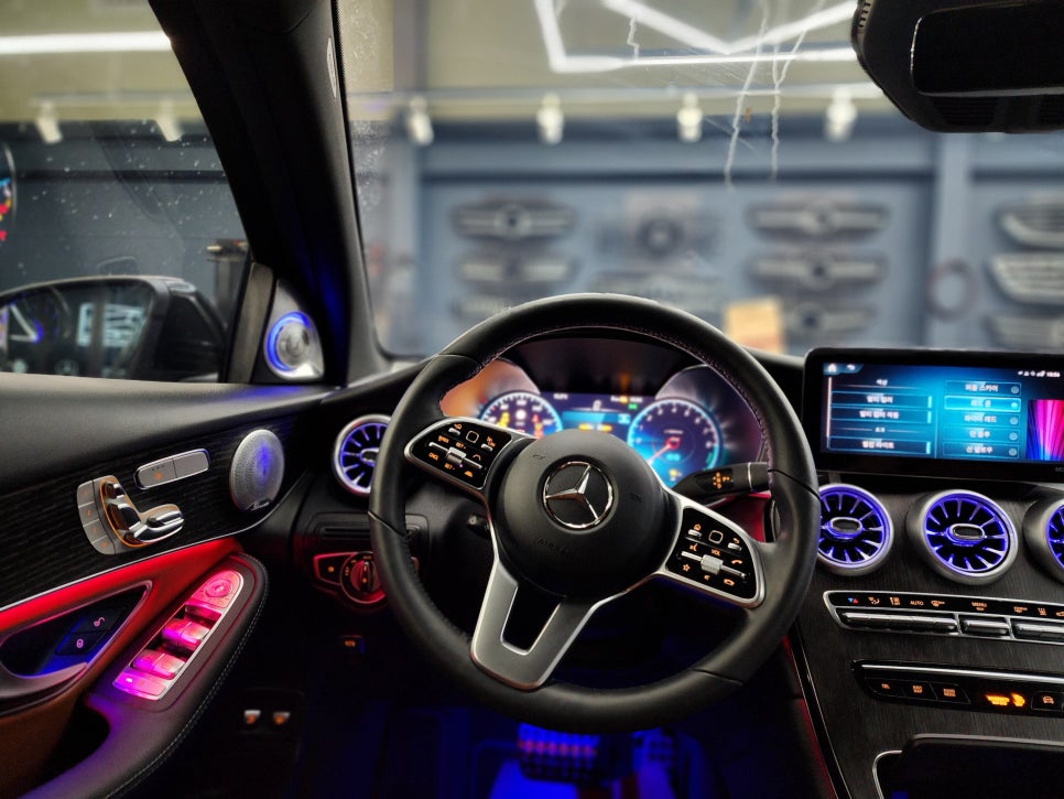 벤츠 GLC300e - " 실내 인테리어 끝판왕 " 송풍구 엠비언트, 3D 부메스터, 데쉬보드 엠비언트, 미드레인지 커버 시공으로 분위기UP !