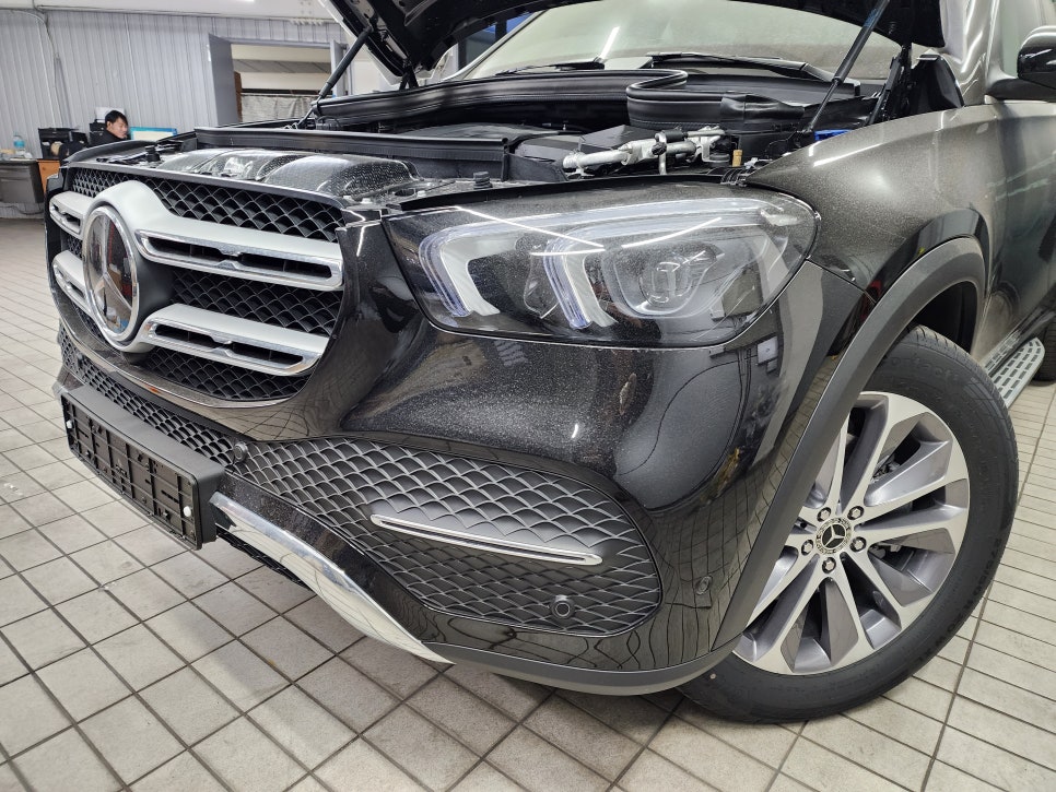 벤츠 gle300d - 세로 그릴 시공으로 새차 타는 기분을 느껴보세요 !