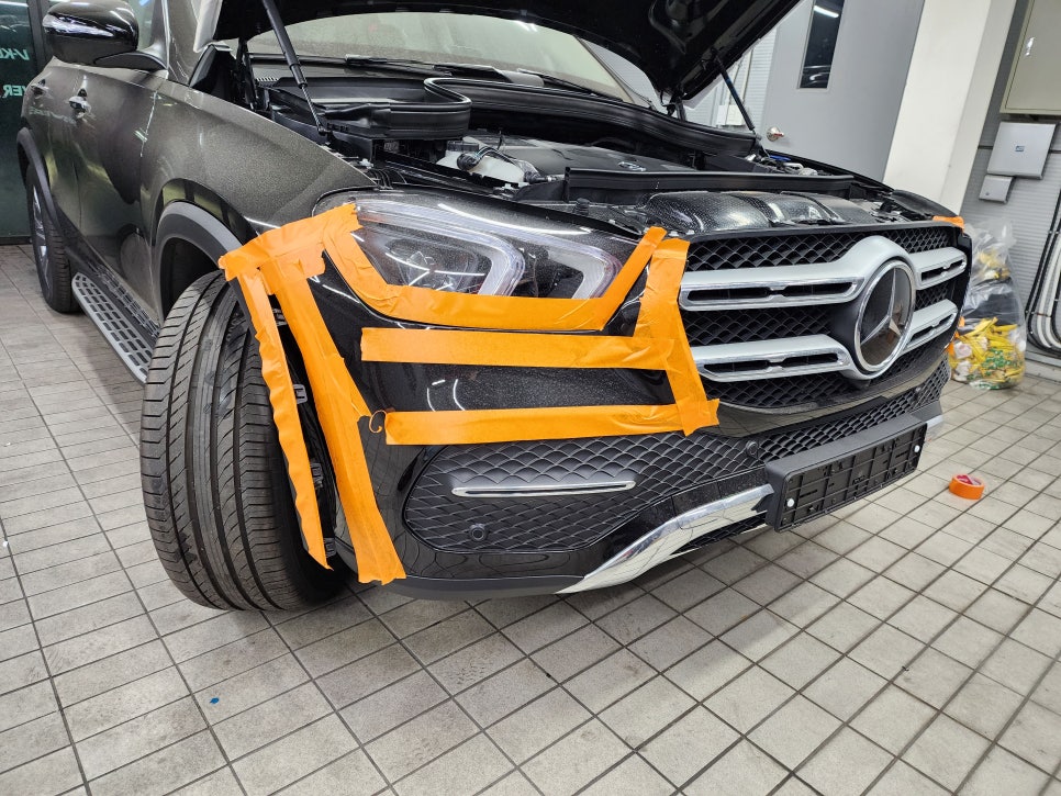 벤츠 gle300d - 세로 그릴 시공으로 새차 타는 기분을 느껴보세요 !