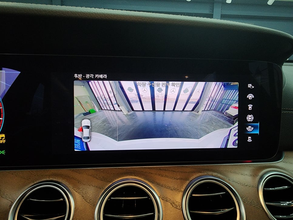 벤츠 W213 페리 E250 익스클루시브 - 벤츠정품 어라운드 뷰 시공으로 편안한 드라이빙 !!