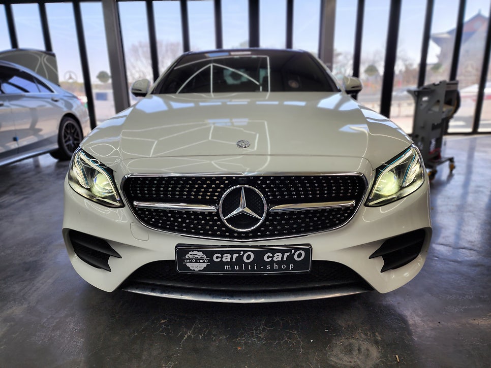 벤츠 E300 - 송풍구 엠비언트, 3D 부메스터, 다이아몬드 그릴 시공으로 실내, 실외 인테리어 업그레이드 !!