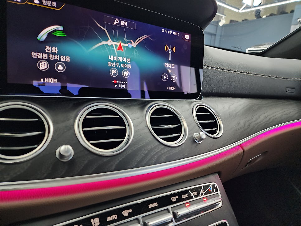 벤츠 E250 - 송풍구엠비언트 , 계기판 상단 엠비언트 " 엠비언트의 꽃을 피우고 왔단다~♬ "